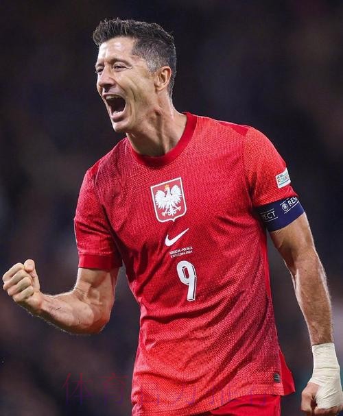 阿拉巴-莱万是世界最佳前锋之一 他再次证明自己